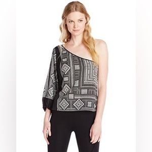 BCBG Women’s Acacia one-shoulder scarf top